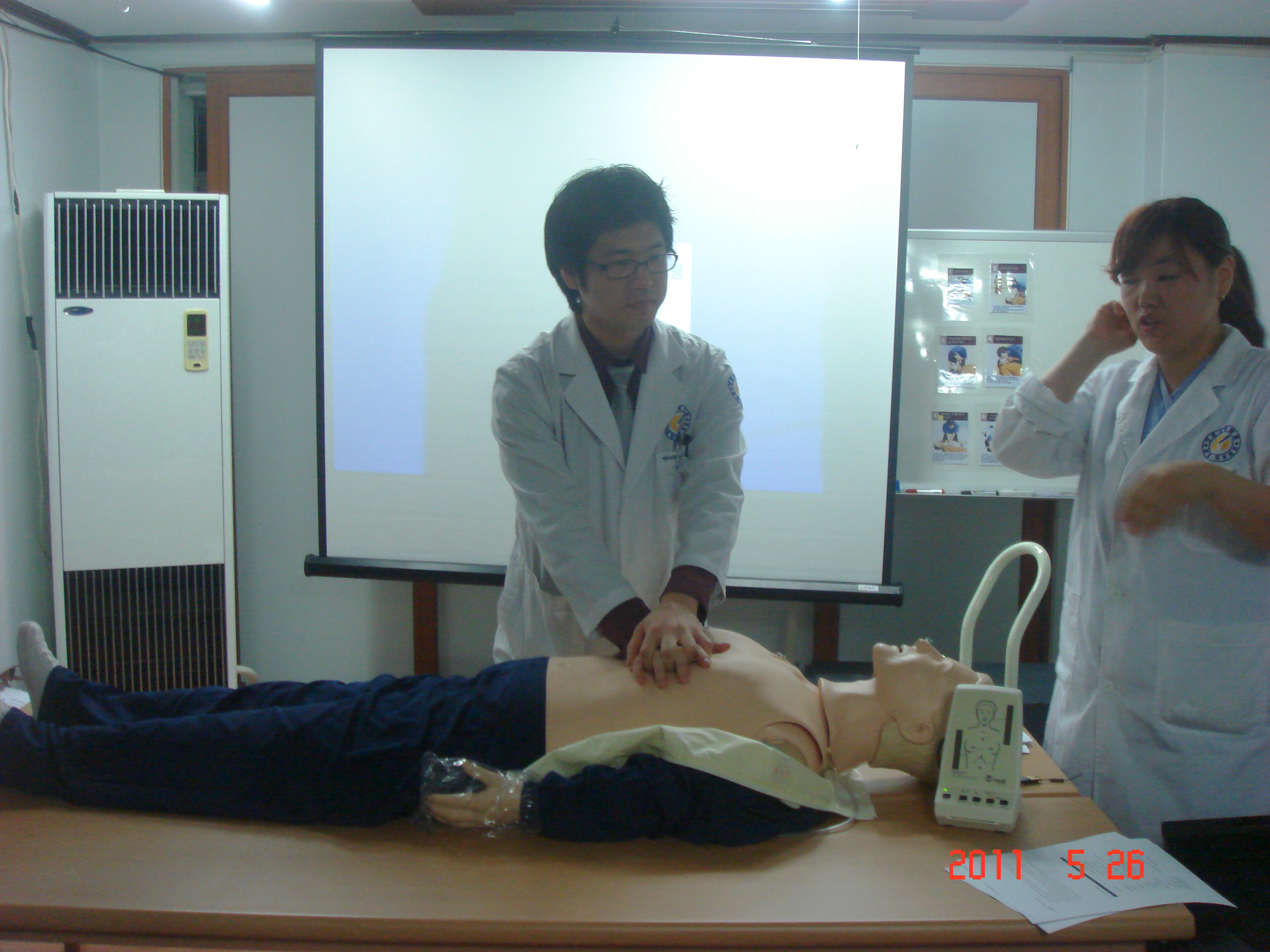[강북점] 2011년 5월 26일 - 전직원 직무교육 실시 (심폐소생술, CPR) 게시글의 6번째 첨부파일입니다.